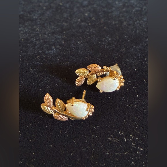 Simply stunning Black Hills gold opal leaf earrings 10K - Picture 3 of 5